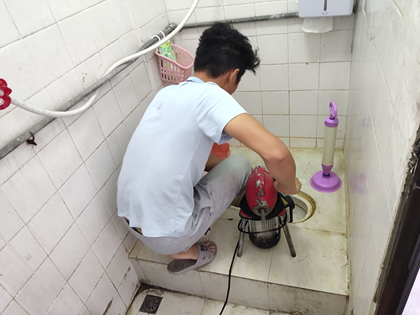 望谟管道堵塞冒臭气 专业师傅现场解决问题