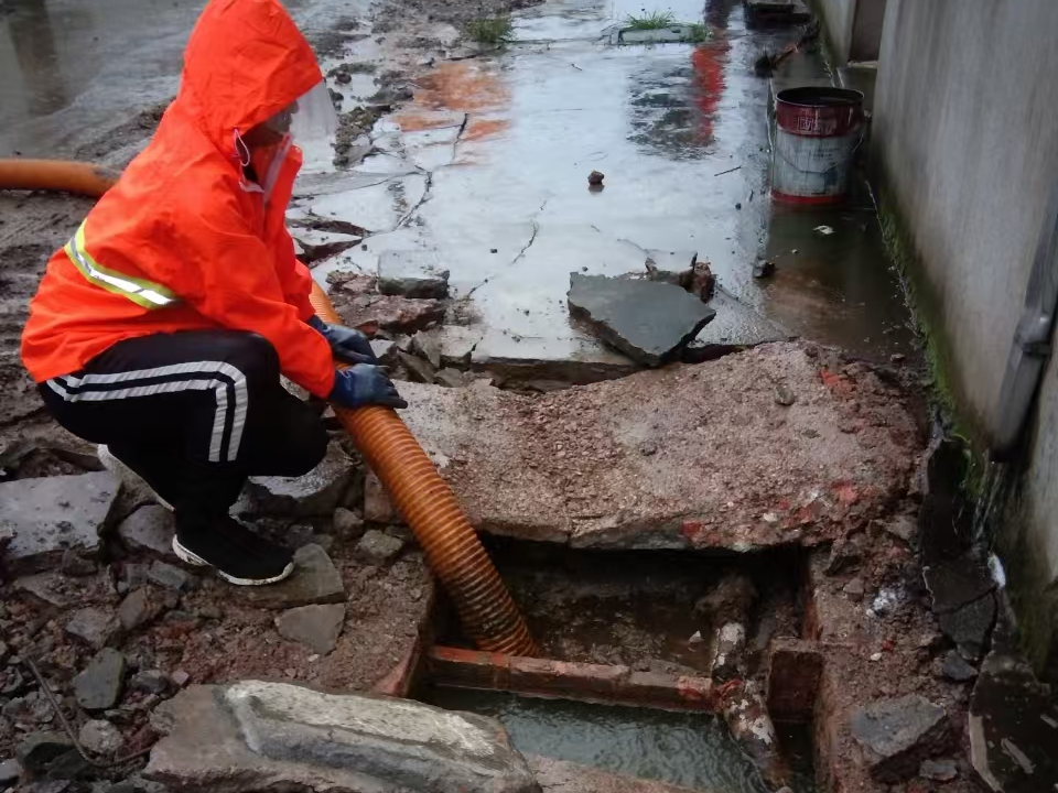 望谟专业清理污水池 炜誉市政以规范流程守护城市 “肠道”