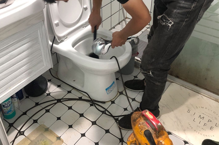 望谟马桶堵塞自己疏通还是找师傅?专业上门服务让你省时更省心